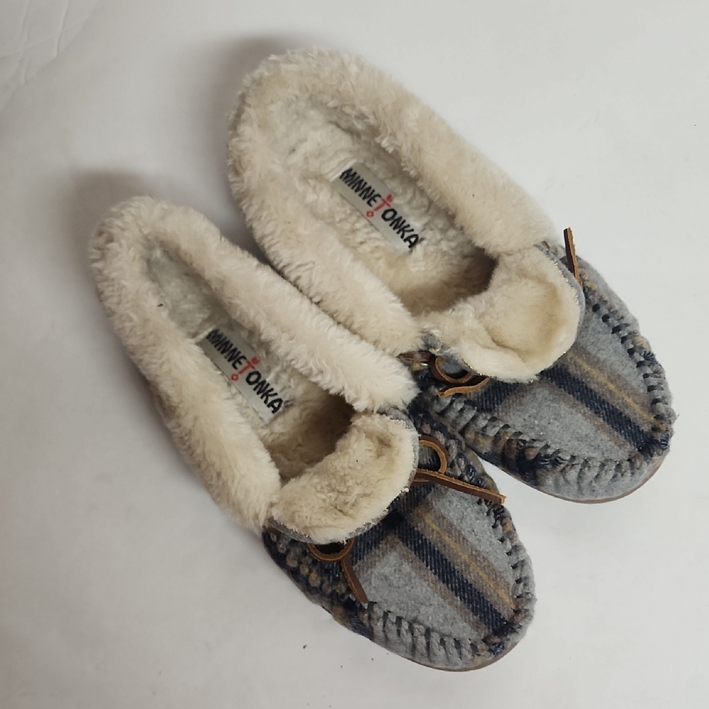 Minnetonka Blue Gray Tan and Cream Slippers Size 8 Soft And Very Comfortable